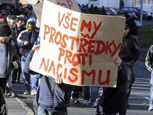 Romov z litvnovsk tvrti Janov protestovali 17. listopadu v mst svho bydlit proti chystan demonstraci pravicovch extremist. 